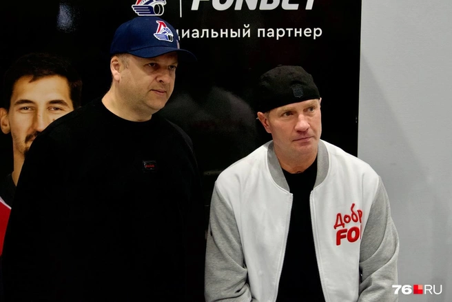 Жители города не упускают возможности сделать фото с олимпийским чемпионом | Источник: Кирилл Поверинов / 76.RU