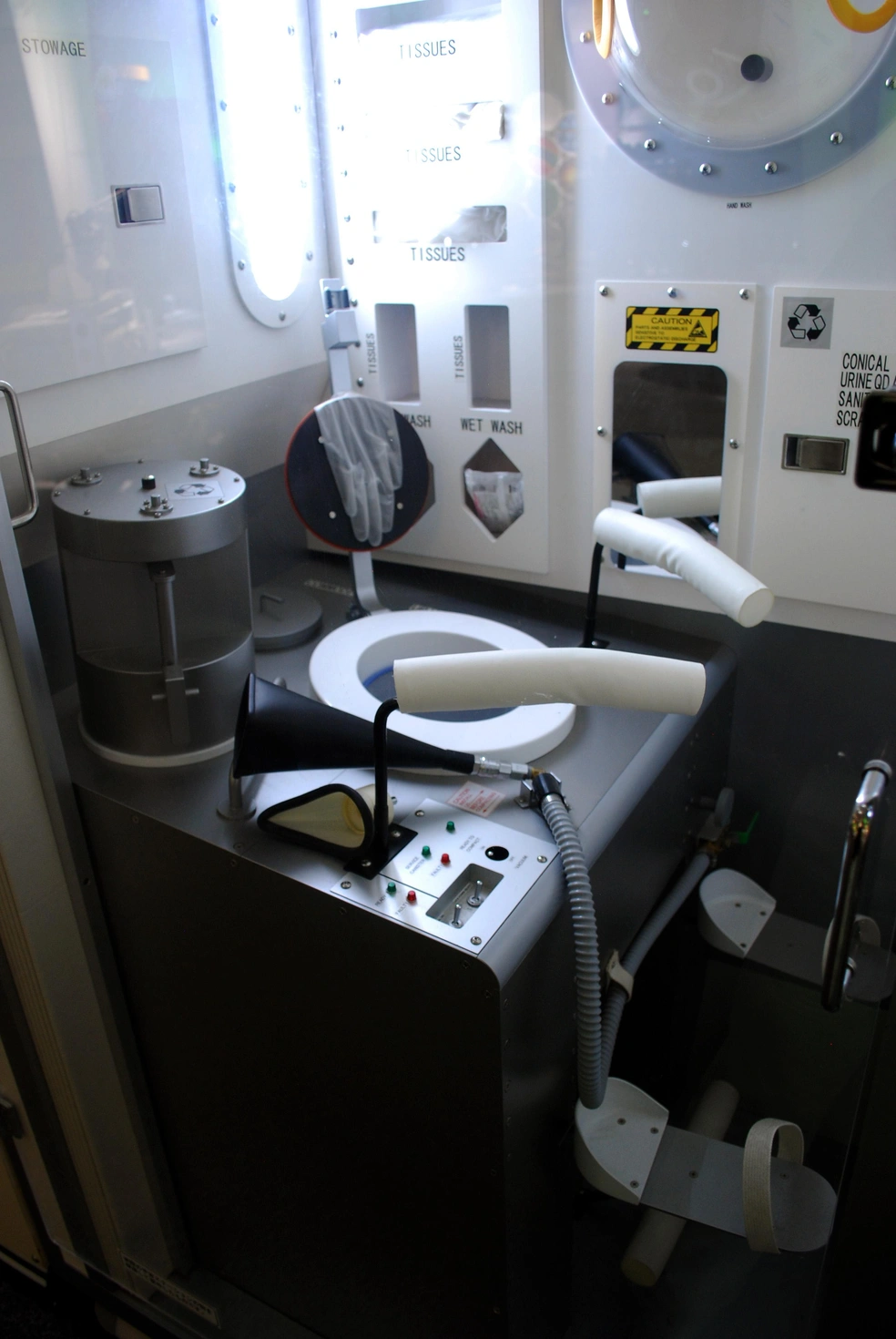 Так выглядит один из туалетов на Международной космической станции | Источник: Polimerek / Wikimedia.org