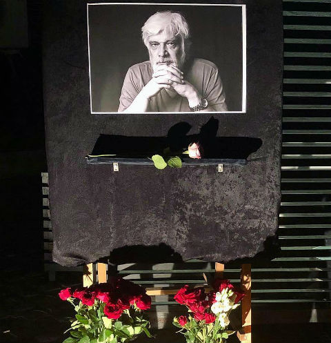 Люди несут цветы в МХТ к портрету Дмитрия Брусникина