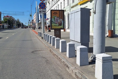 В Кургане на Гоголя ставят гранитные столбики