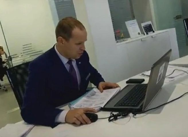 Видео: менеджер рязанского автосалона навязывает клиенту дополнительные услуги | ya62.ru