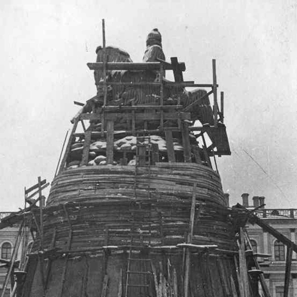 Укрытие памятника Николаю I на Исаакиевской площади. 1941 год. Фотограф Величко М.А | Источник: КГИОП