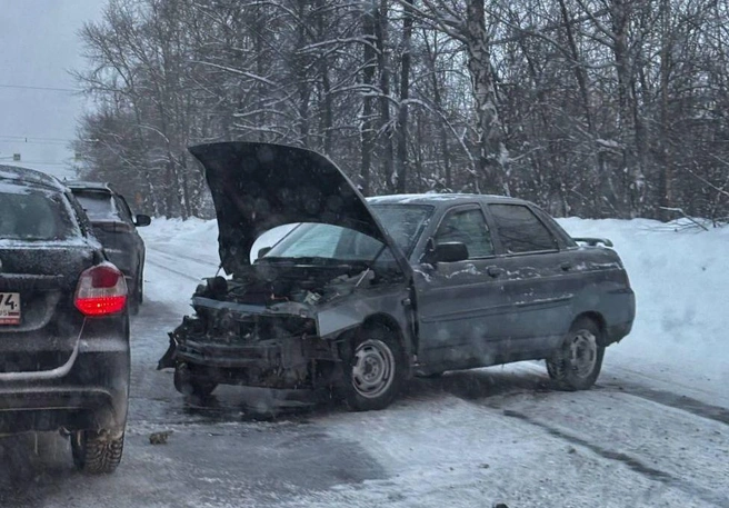 ВАЗ-2110 Сергея, по его мнению, восстановлению не подлежит. Обратите внимание на колею и накат на дороге: по версии автомобилиста, именно они спровоцировали аварию на прямом участке | Источник: читатель 74.RU