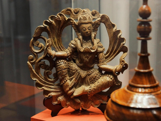 Многие экспонаты связаны с буддийской традицией. | Источник: Маргарита Резникова / NGS.RU