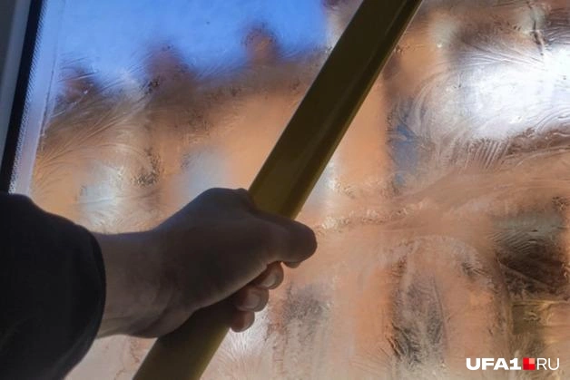 Из-за льда на стеклах не всегда видно, где едет автобус | Источник: Тимур Шарипкулов