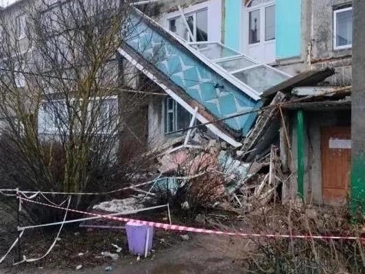 Так выглядела обстановка у дома в утренние часы после обрушения. | Источник: подслушано Лукоянов / vk.com
