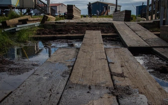 Земля поглощает дома в индейской деревне на Аляске — там «проснулась» вечная мерзлота