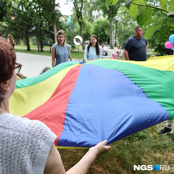 На перекрестке Детства можно поиграть  | Источник: Александр Ощепков / NGS.RU