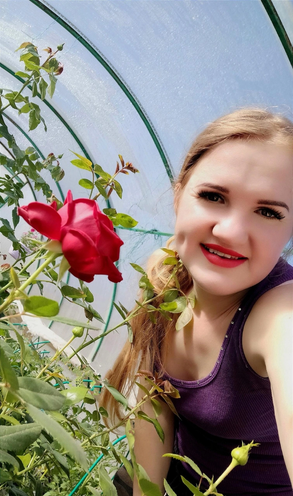 Помимо гигантских овощей и фруктов, Анжелика выращивает у себя на участке цветы | Источник: Анжелика Л / Vk.com
