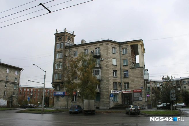 Два похожих дома с башнями есть и на проспекте Курако | Источник: Игорь Епифанцев / NGS42.RU