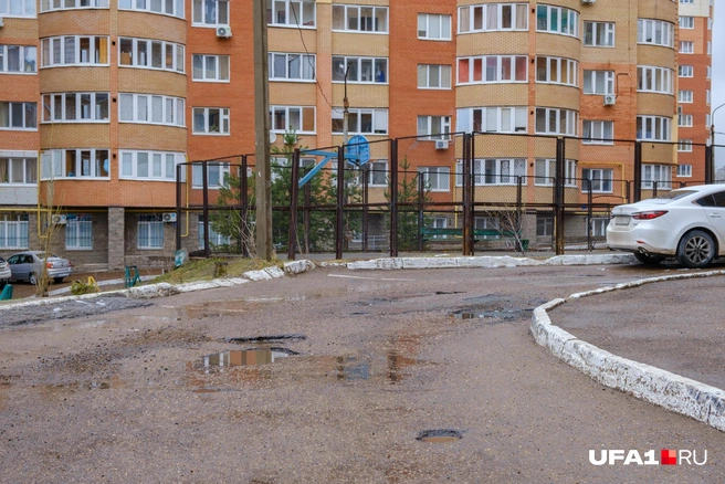 Ямы и детская площадка | Источник: Булат Салихов / UFA1.RU