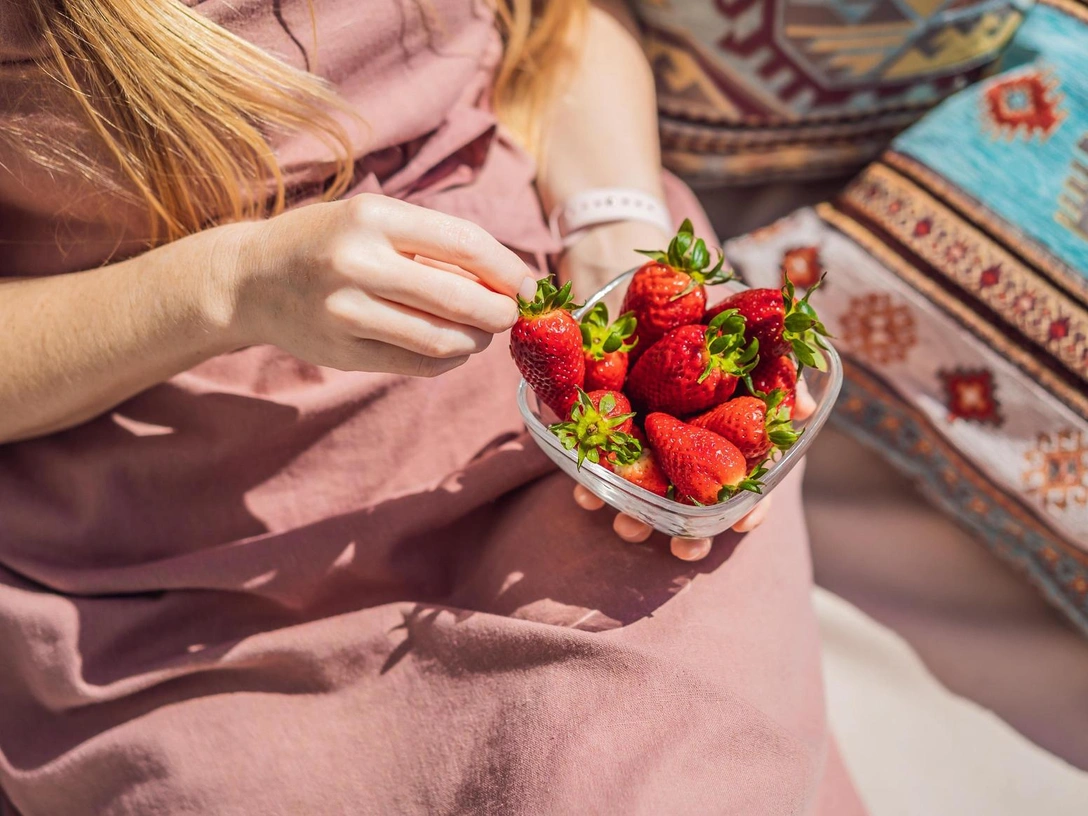 Вкуснее магазинной: как вырастить клубнику на подоконнике — 5 простых шагов | marieclaire.ru