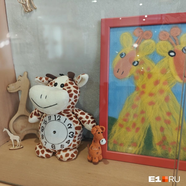 Еще есть необычная игрушка в форме часов. Циферблат никогда не был рабочим&nbsp;— это декоративный элемент | Источник: Кирилл Кушнов / E1.RU