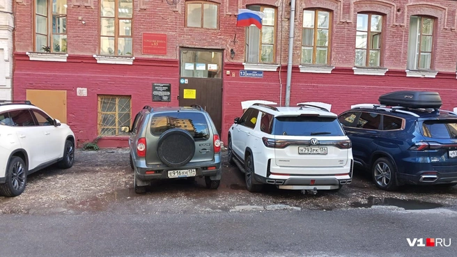 Делая платную парковку у школы, чиновники даже не удосужились заасфальтировать площадку и нанести разметку | Источник: читатели V1.RU