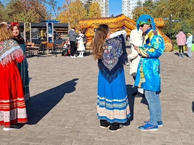 Участники были в разнообразных национальных костюмах | Источник: Тимофей Крылов / V1.RU
