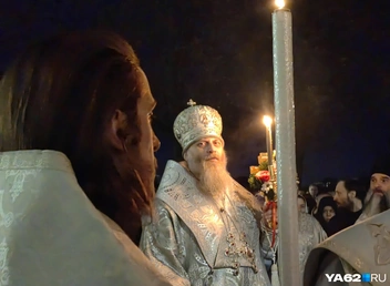 Митрополит Никодим возвестил верующих о воскрешении Христа под звездным небом | Источник: Кристина Мельникова / YA62.RU