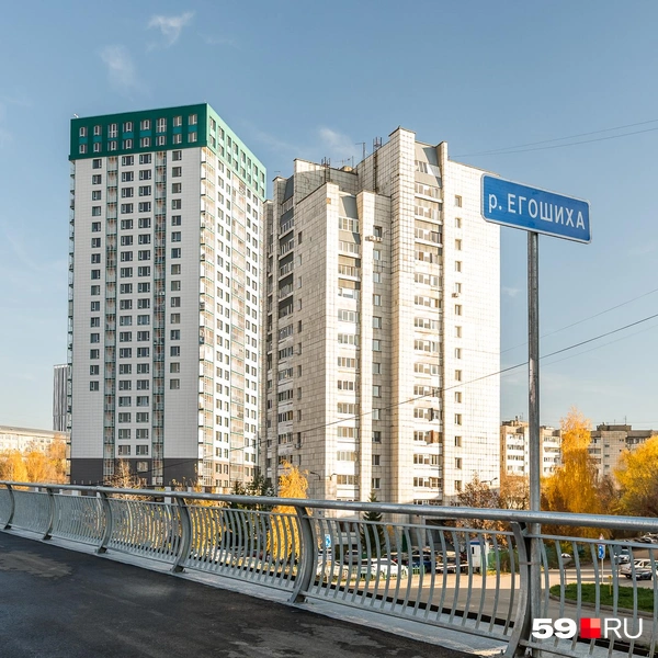 Средняя дамба — народное название моста через Егошиху между улицами Революции и Макаренко | Источник: Василина Любимова / 59.RU