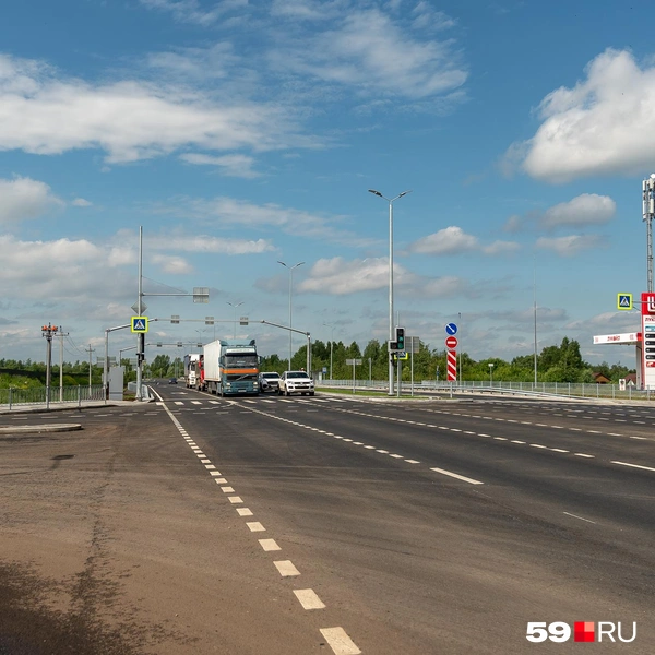 По ходу движения из центра Перми слева&nbsp;— съезд на бульвар Преображенского в Кондратово, а справа&nbsp;— съезд на заправку | Источник: Василина Любимова / 59.RU