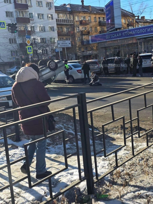 Вероятно, на земле сидит участник аварии  | Источник: «Дорожная обстановка Чита» / Telegram