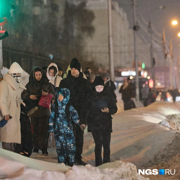 Многие решили пойти пешком  | Источник: Александр Ощепков / NGS.RU