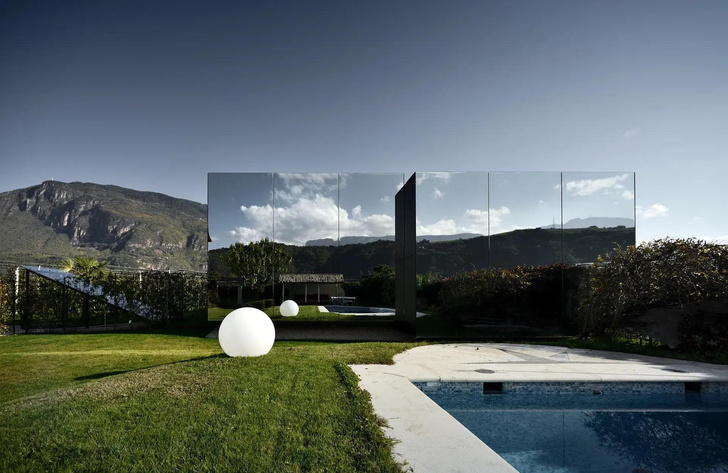 Самые впечатляющие зеркальные дома — они растворяются в пространстве!