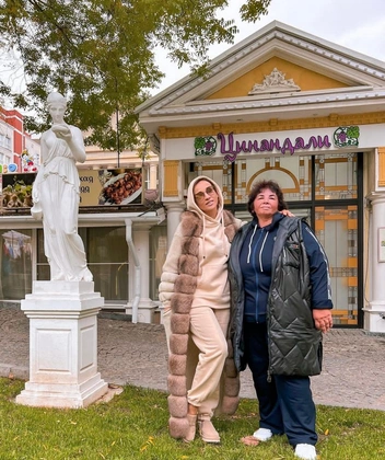 Жилетка-гусеница, угги, манишка: разбор зимних антитрендов Волочковой, Брухуновой и Чеховой