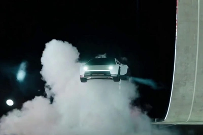 Маск показал летающий Tesla Roadster на полигоне SpaceX