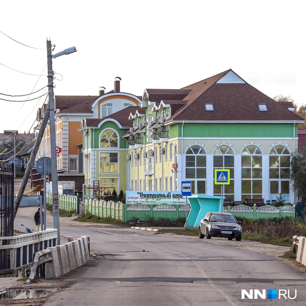 В 2023 году сквер еще не был закончен, а в монастыре шли активные работы | Источник: Наталья Бурухина / NN.RU