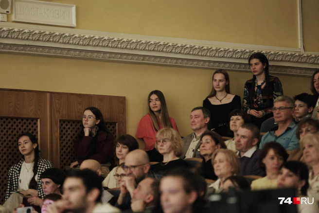 Нашлись и те, кто готов был простоять весь концерт на ногах  | Источник: Наталья Лапцевич