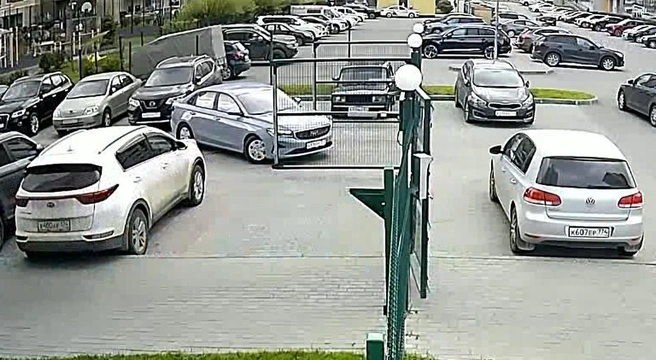 Автомобиль стоял, когда ворота стали закрываться | Источник: камеры видеонаблюдения