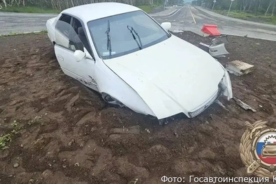 Незарегистрированная Тойота врезалась в бордюр, пострадала пассажирка