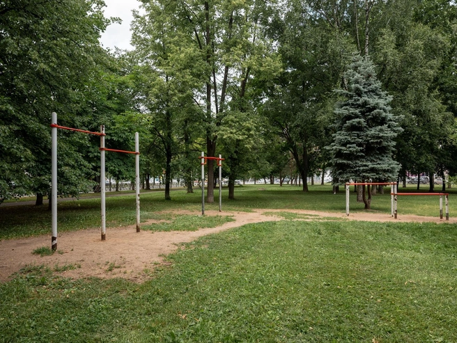 От неё осталось немного. Вглубь парка перенесли оборудование, которое раньше стояло на месте стелы | Источник: Александр Куренной / 76.RU