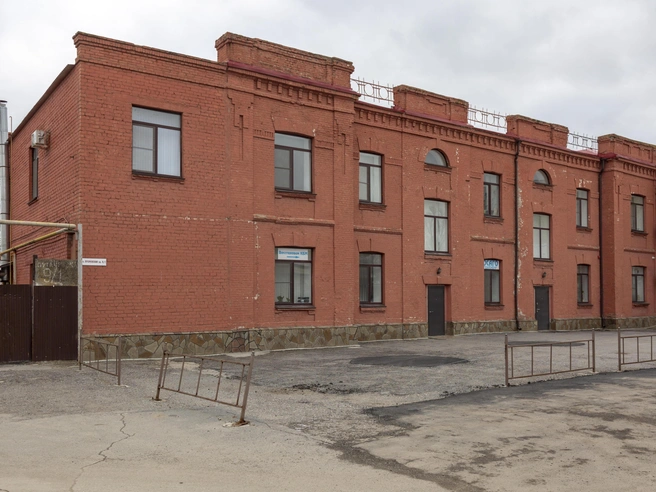 В этом здании размещались квартиры для руководства железнодорожной станции | Источник: Константин Завриков / V1.RU