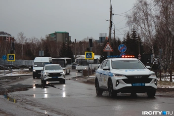 К месту приехали сотрудники полиции, бойцы спецподразделений, скорая помощь и даже кинологи | Источник: Алина Ринчино / «ИрСити»