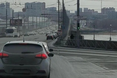 Октябрьский мост: скорость ограничена до 40 км/ч