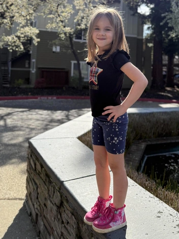 Милана с удовольствием помогает маме, принимая участие в съемках | Источник: Анастасия Сухушина