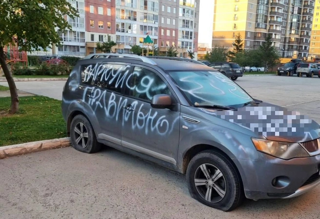 На одной из машин незнакомцы написали «Паркуйся правильно», а также добавили маты | Источник: «АСТ-54» / «ВКонтакте»