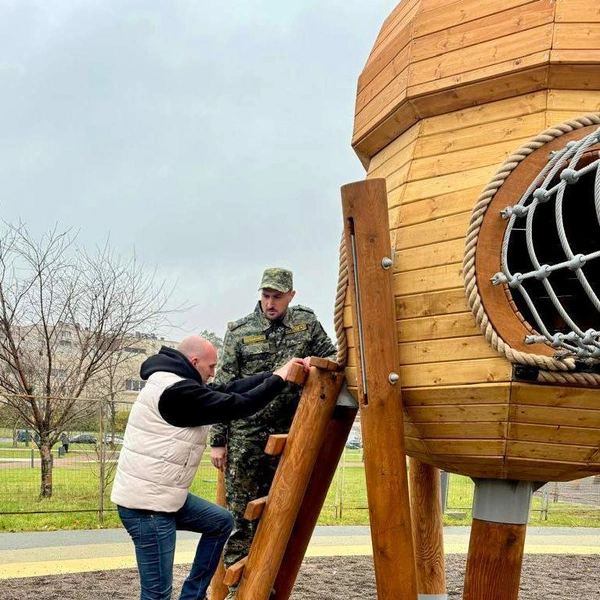 СК убедился, что горка-желудь в Федоровском сквере больше не качается | Источник: Питерский Следком / Telegram