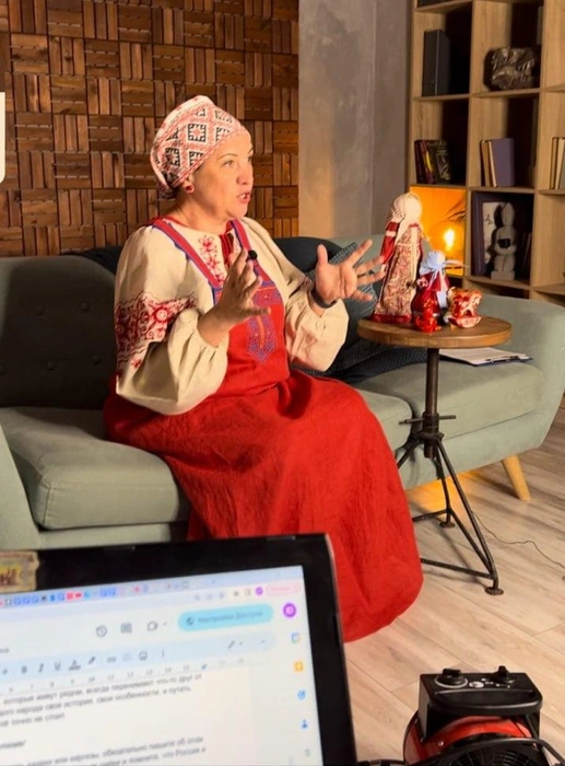 — Сложнее всего рассказывать русским о русских. Это об укладе жизни небольших народов мало кто знает, и всё выглядит экзотично и интересно. А тут нужно постараться найти обычаи, традиции, факты, которые большинство русских людей не знает, — объясняет блогер. | Источник: Национальный акцент / T.me