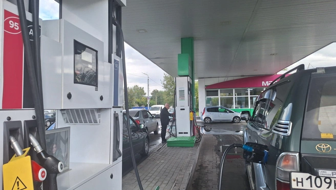 На «Башнефти» в первой половине топлива не было, говорили водители, но после обеда АЗС заработала | Источник: Александр Лисихин / 45.RU