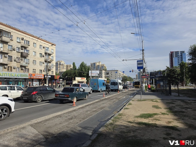 Возле остановки общественного транспорта с утра начались активные дорожные работы | Источник: Константин Завриков / V1.RU