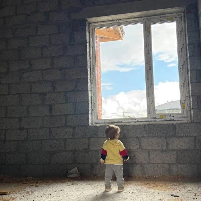 Дети гуляют по недостроенному дому и спрашивают, когда у них появится своя комната | Источник: Анастасия Сорокина