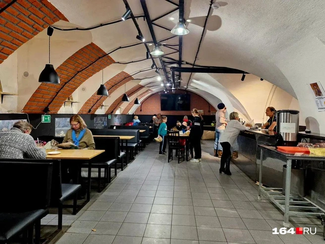 Благотворительная столовая похожа на обычное кафе | Источник: Виктория Федорова / 164.RU