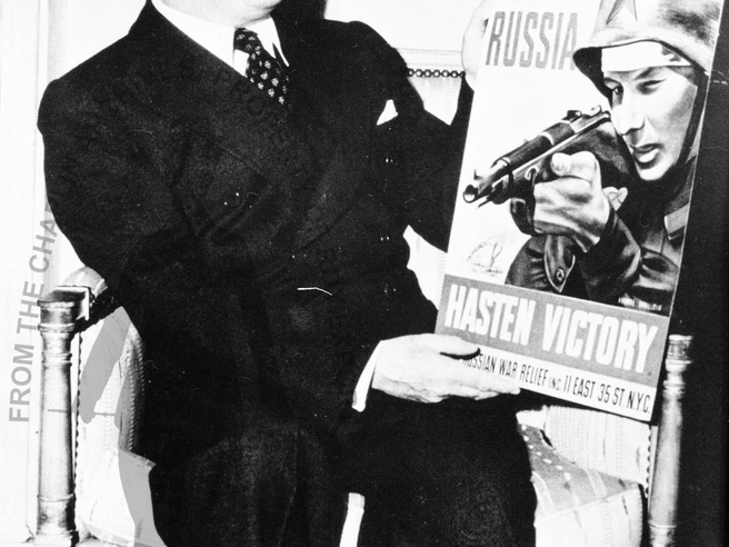 Чарли Чаплин с плакатом «Помоги России», 3 декабря 1942 года.
