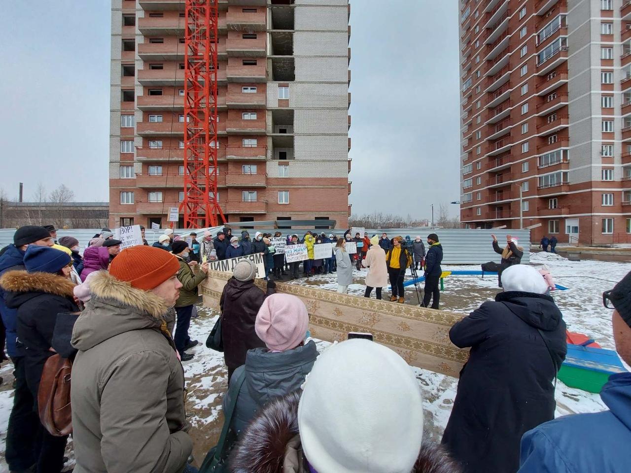 Дольщики ДК «Добрые соседи» в Красноярске вышли на пикеты и требуют скорой  достройки домов - 12 апреля 2021 - НГС24.ру