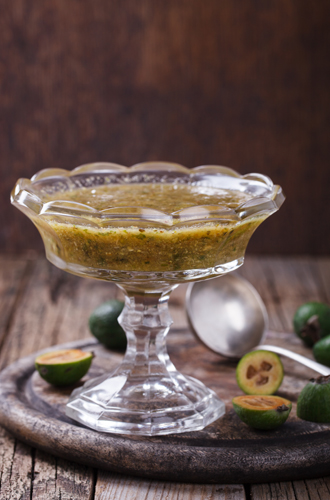 Пряный десерт из фейхоаРазогреть духовку до 180 C, обильно смазать форму сливочным маслом, положить 12 очищенных фейхоа, добавить 2 ст. л. меда, 3/4 чашки сладкого белого вина и 4-6 лавровых листьев. Запекать 30 минут, дважды поливая плоды соком. Подавать десерт можно как горячим, так и холодным (охладить, пробить в блендере до однородной консистенции).