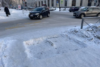 Зачем в Новосибирске вырезали снег у переходов