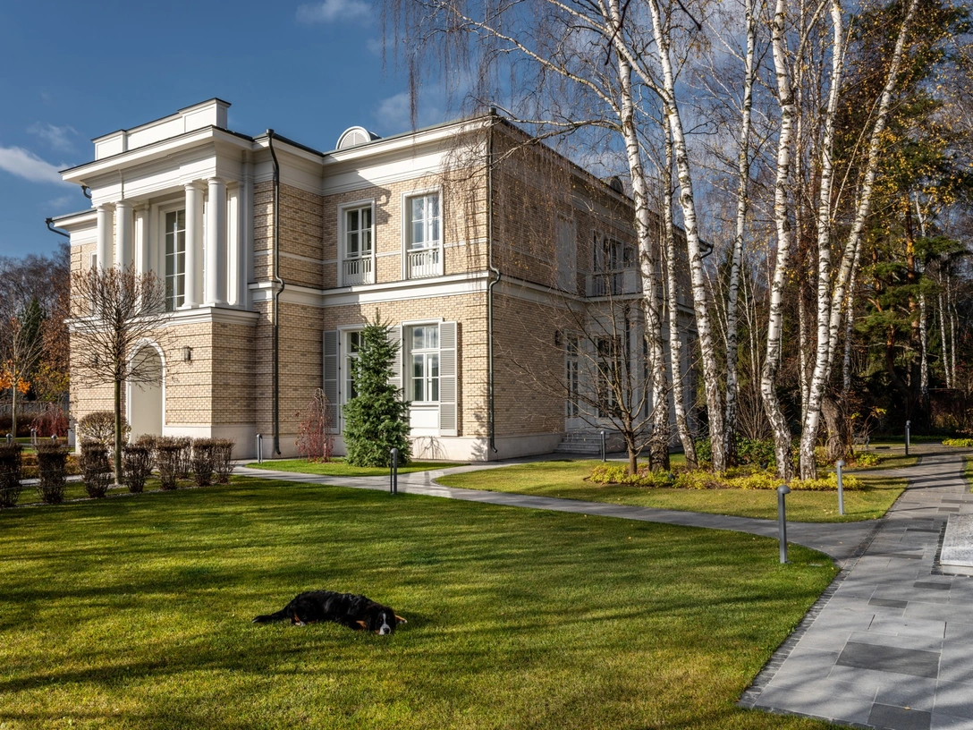 «Стены дома решено было строить по традиционной схеме — без утеплителя, только из кирпича с шириной кладки, характерной для старого строительства. Это позволило избежать перепадов температуры и влажности, а внутри появились красивые глубокие оконные проемы, которых так не хватает в современных домах», — говорит архитектор Федор Арзаманов. | Источник: МИХАИЛ ЛОСКУТОВ