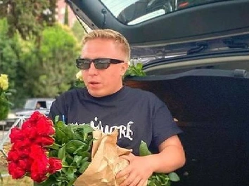 Казахские костюмы и еда от друга: рэпер Витя АК женился на высокой брюнетке