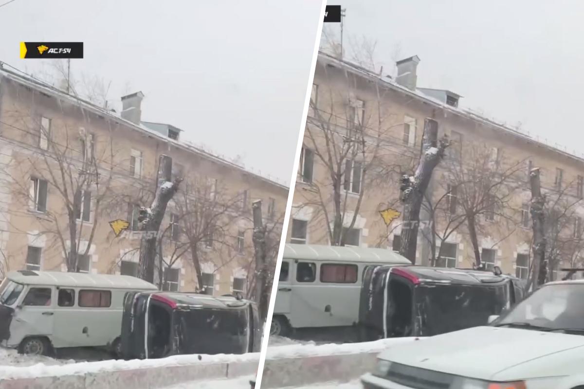 Врезался в бетонные блоки: автомобиль влетел в «Буханку» и перевернулся в Новосибирске